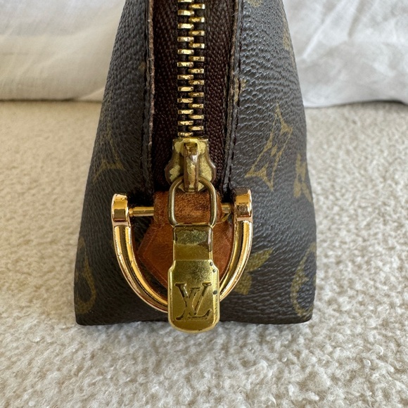 Louis Vuitton Cosmetic Pouch - Picture 4 of 11